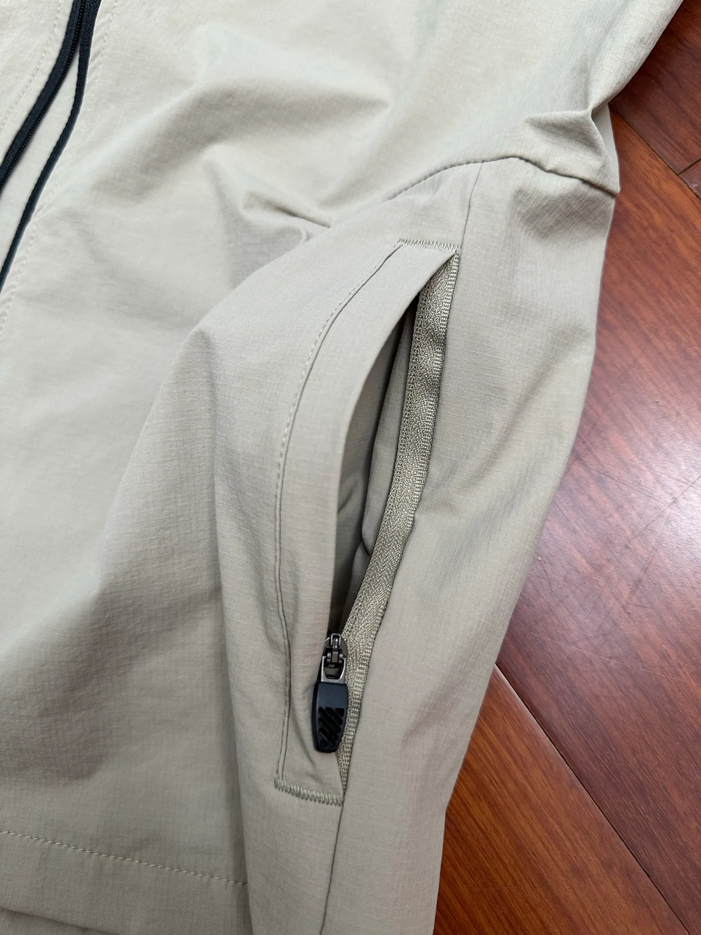 ON/Angpao All-Day Joggers Waterproof Sports Multi-Function Suit Made of textured tear-resistant fabric, quick-drying and sweat-wicking, not afraid of light rain, light and breathable, with zero restriction on the upper body. The fabric is tear-resistant, the upper body is neat and not bulky, and it provides both sun protection and wind protection. The jacket's lightweight material is breathable and waterproof, effectively preventing sweat accumulation and rain damage, keeping you dry and comfortable in all weather conditions. The unique spiral cutting structure provides flexible space for movement, no matter which direction and no matter the rhythm, it can move with you. The pockets on both sides are equipped with zippers to safely store car keys and energy gels. There is an inner pocket in a zippered pocket for storing small items to avoid violent shaking and provide extra protection. Featuring an elastic waistband, crotch gusset and pre-shaped knee construction, the pants move with you in any direction and at any pace. In addition, the zippers on the trouser legs can be pulled down to the knees for easy putting on and taking off. Equipped with two zippered hand pockets to keep your equipment safe and organized, no extra storage space is needed, so you can travel light. Whether it's jogging in the morning, cycling at night, or daily city travel, this jacket can be your thoughtful sports companion to help you stay in shape. Colors: Gray, Green, Khaki, Black Sizes: L, XL, XXL, XXXL